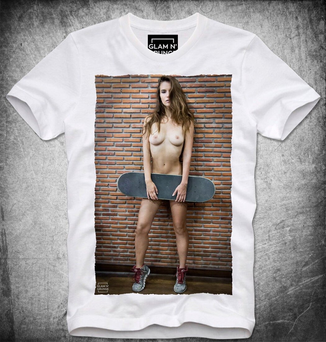 TITS UNDER A T SHIRT