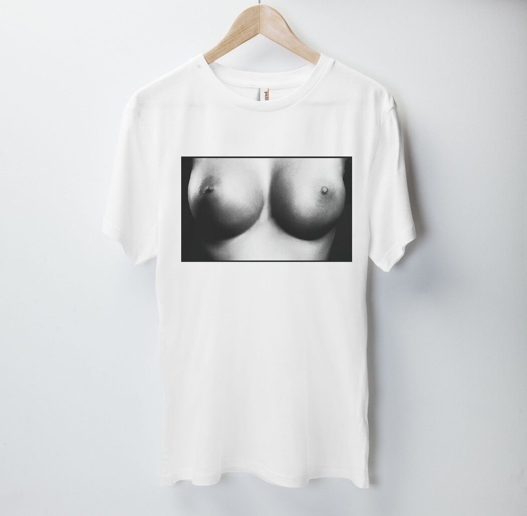 TITS UNDER A T SHIRT