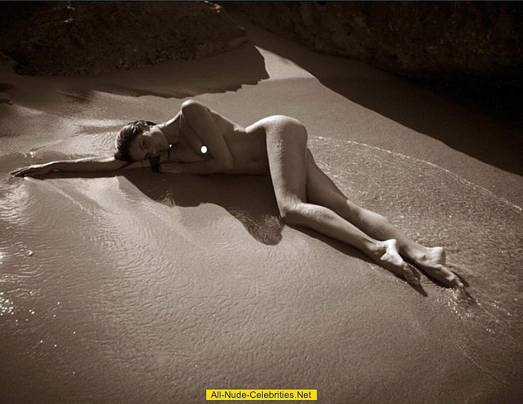 Sara Sampaio Nude