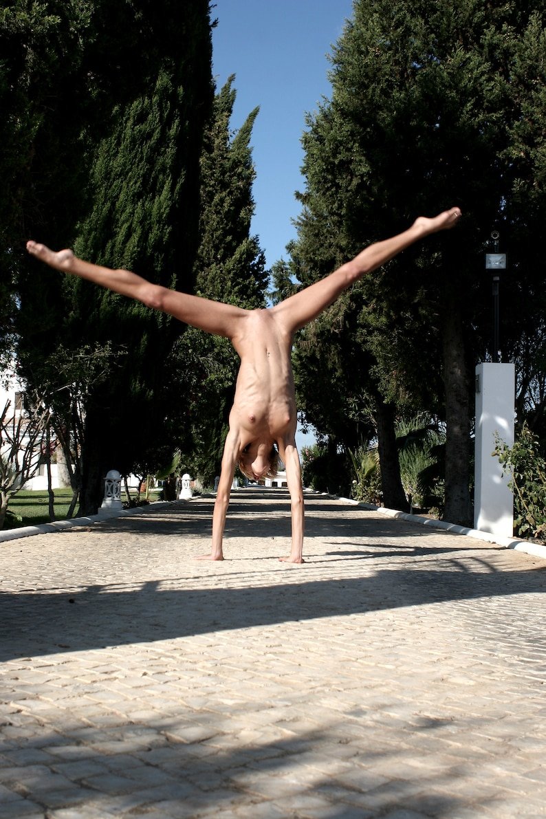 UPSIDE DOWN NAKED GIRL