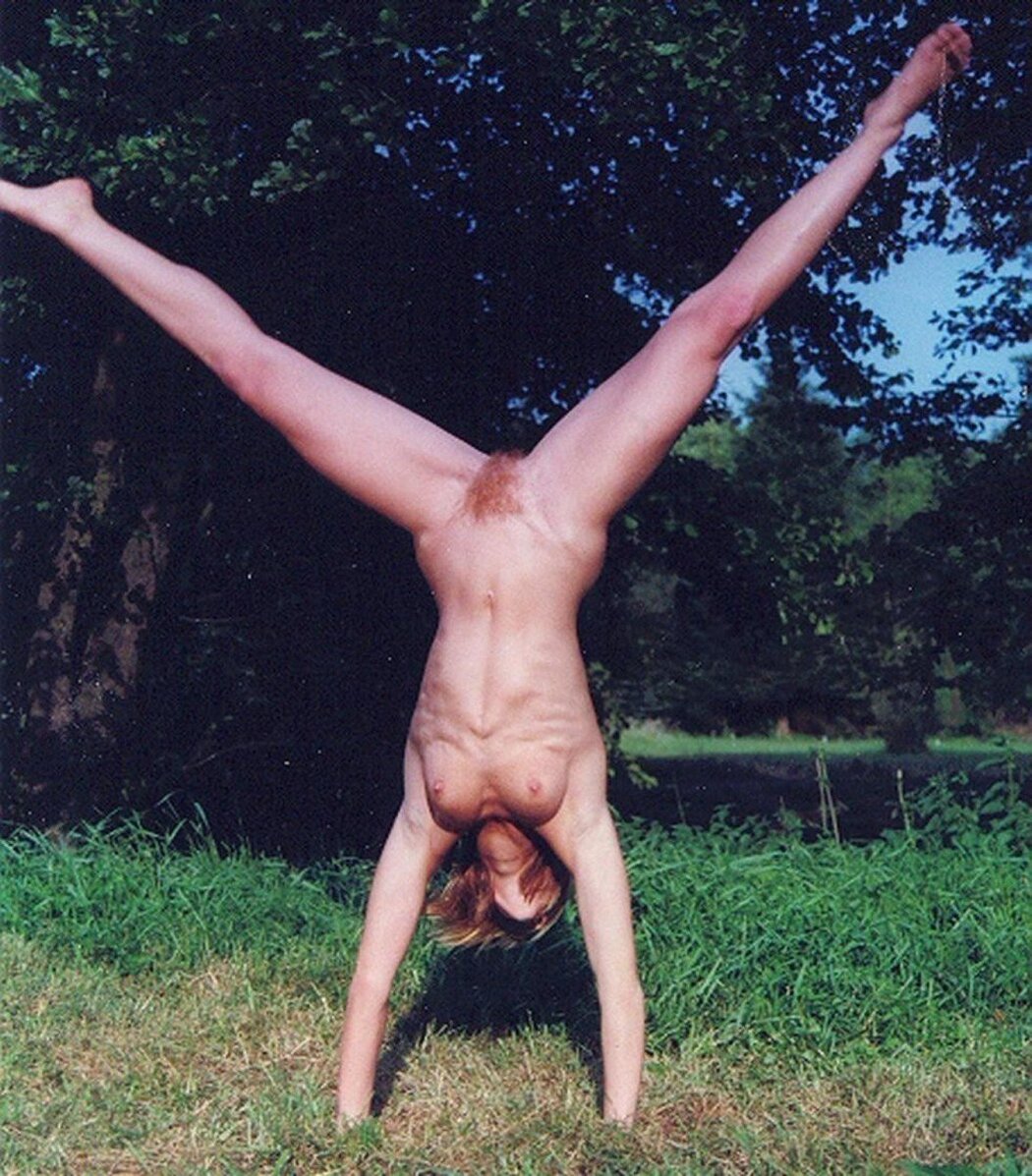 UPSIDE DOWN NAKED GIRL