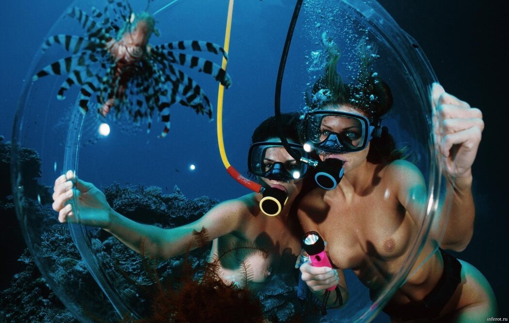 Naked Women Diving
