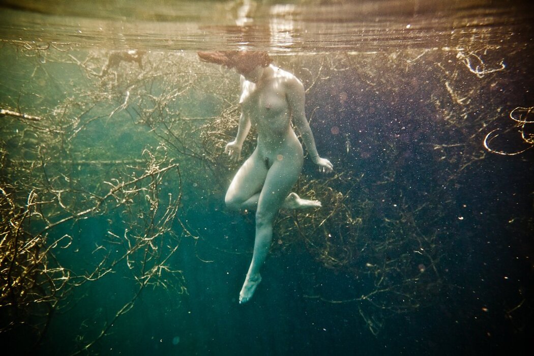 Naked Women Diving