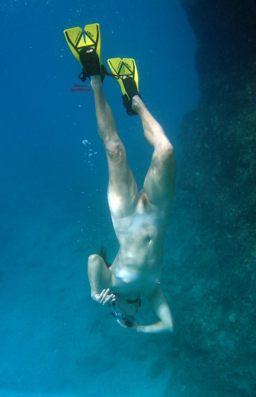 Naked Women Diving