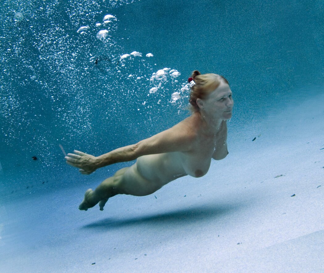 Naked Women Diving