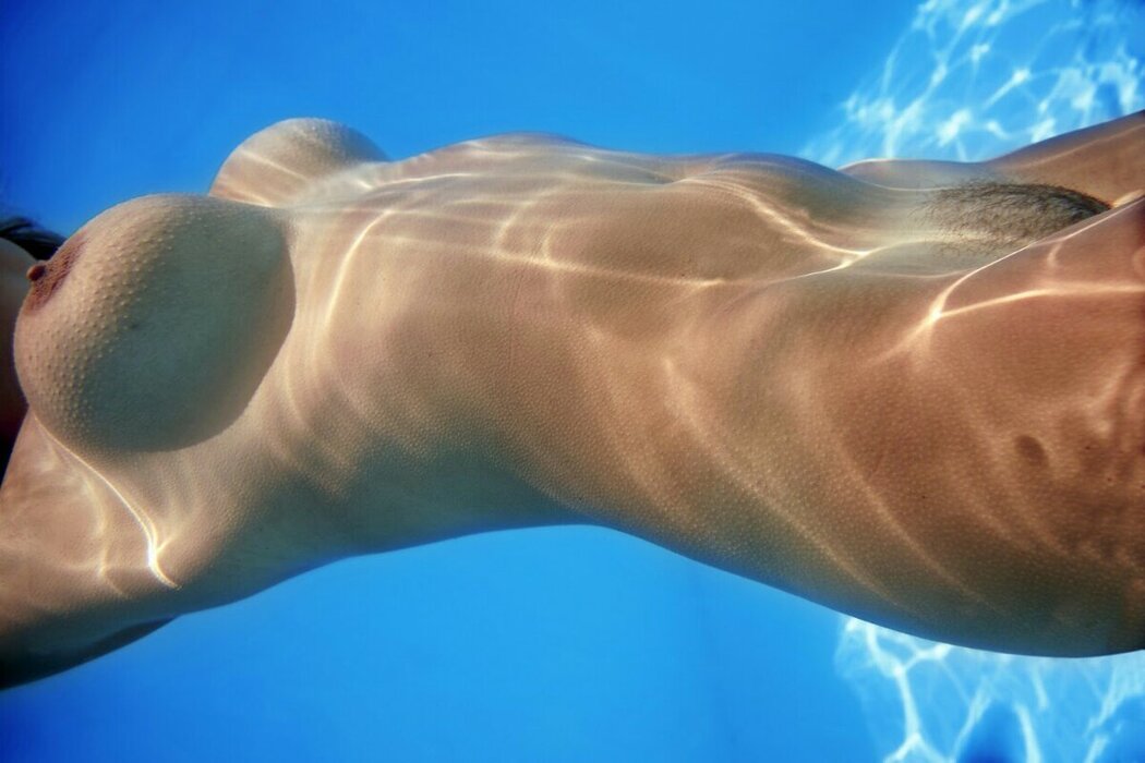 Naked Women Diving