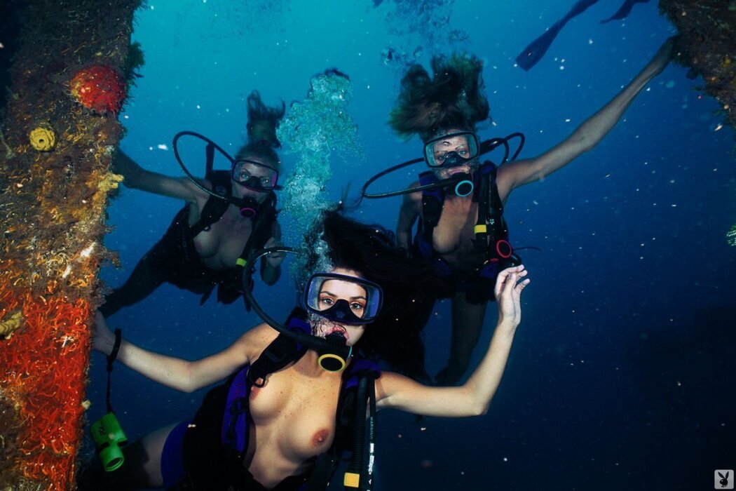 Naked Women Diving