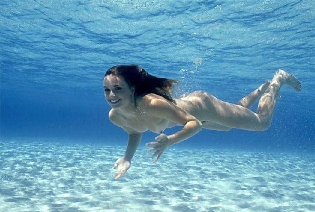 Naked Women Diving