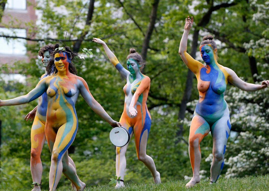 Nude Women Performance
