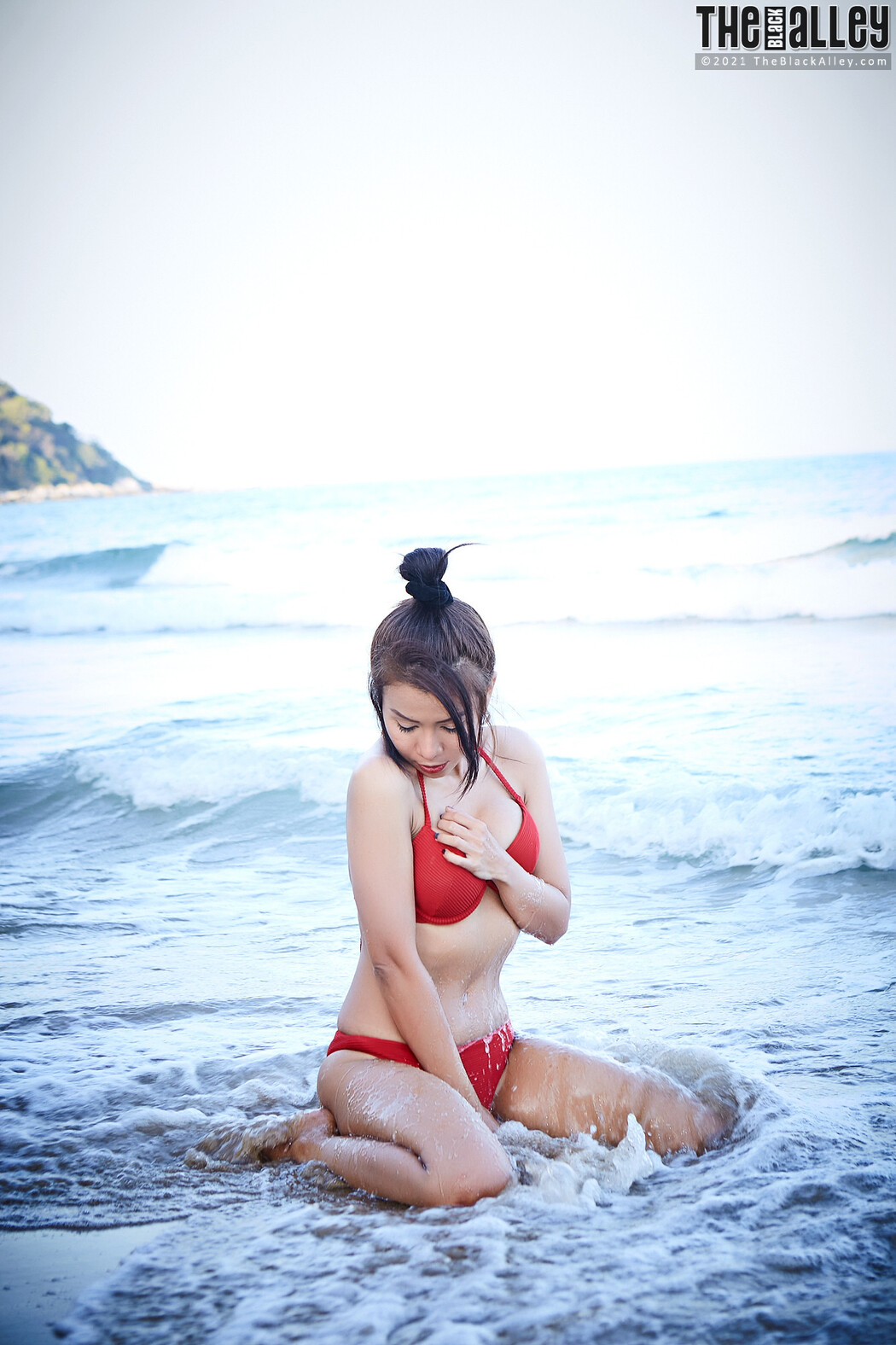 Aliyah The Black Alley Photobook Set.46