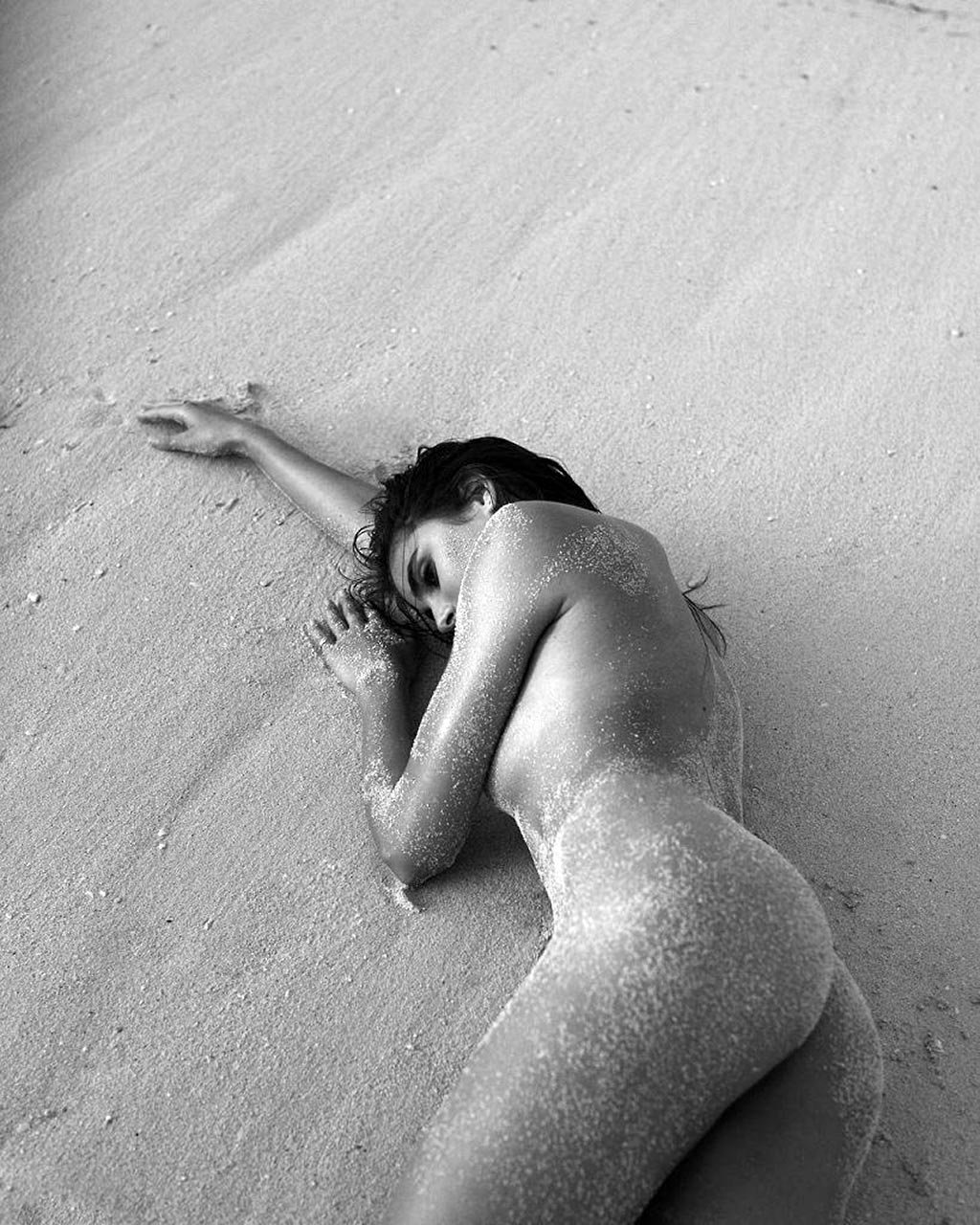 SARA SAMPAIO FIGURE BEACH