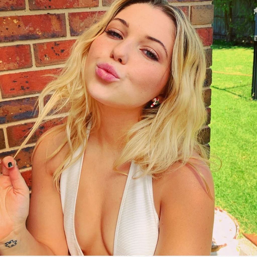 SAMMI HANRATTY BREASTS