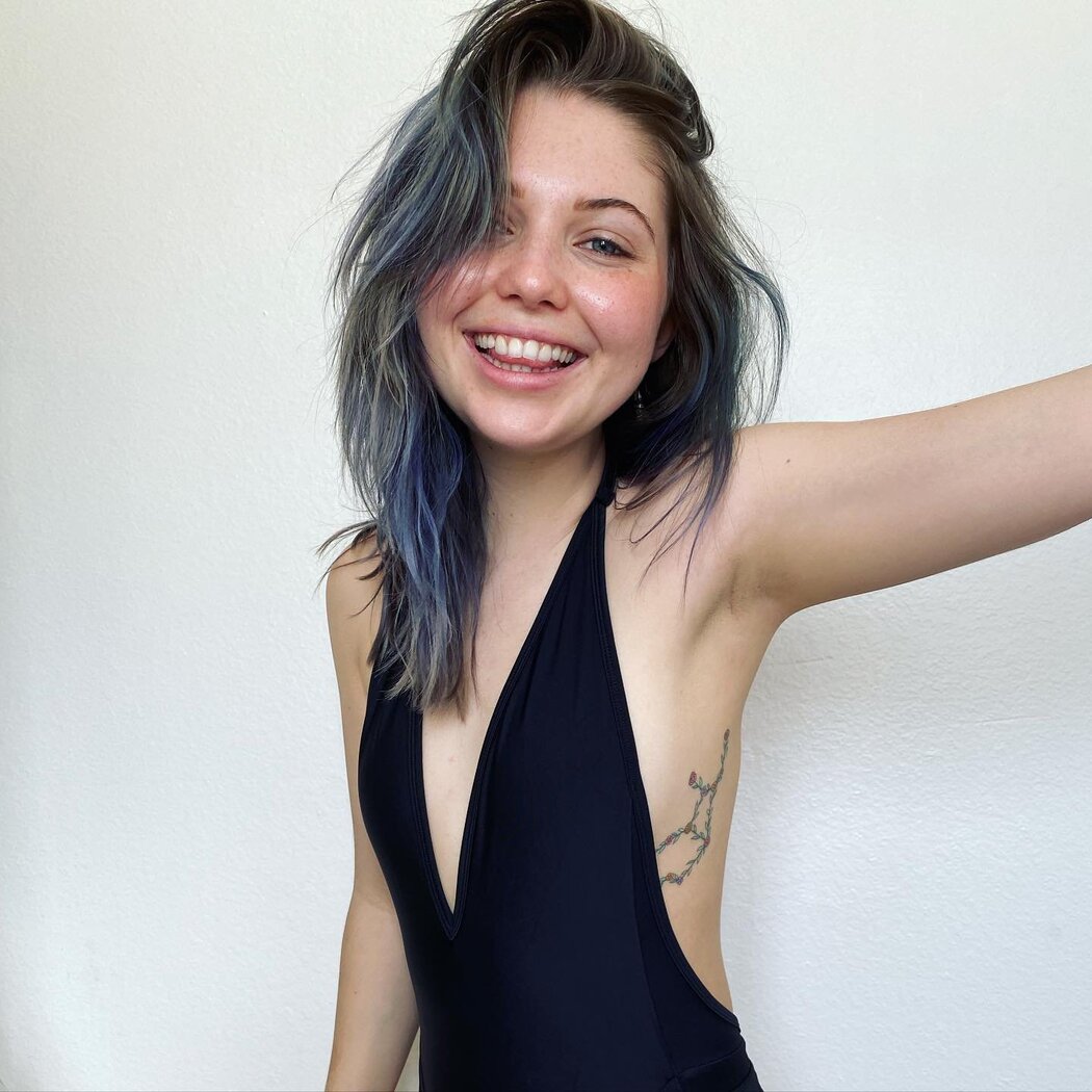 SAMMI HANRATTY BREASTS