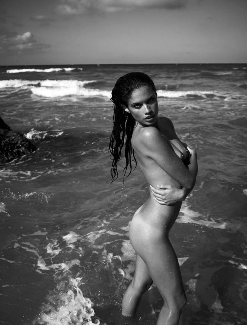 SARA SAMPAIO FIGURE BEACH