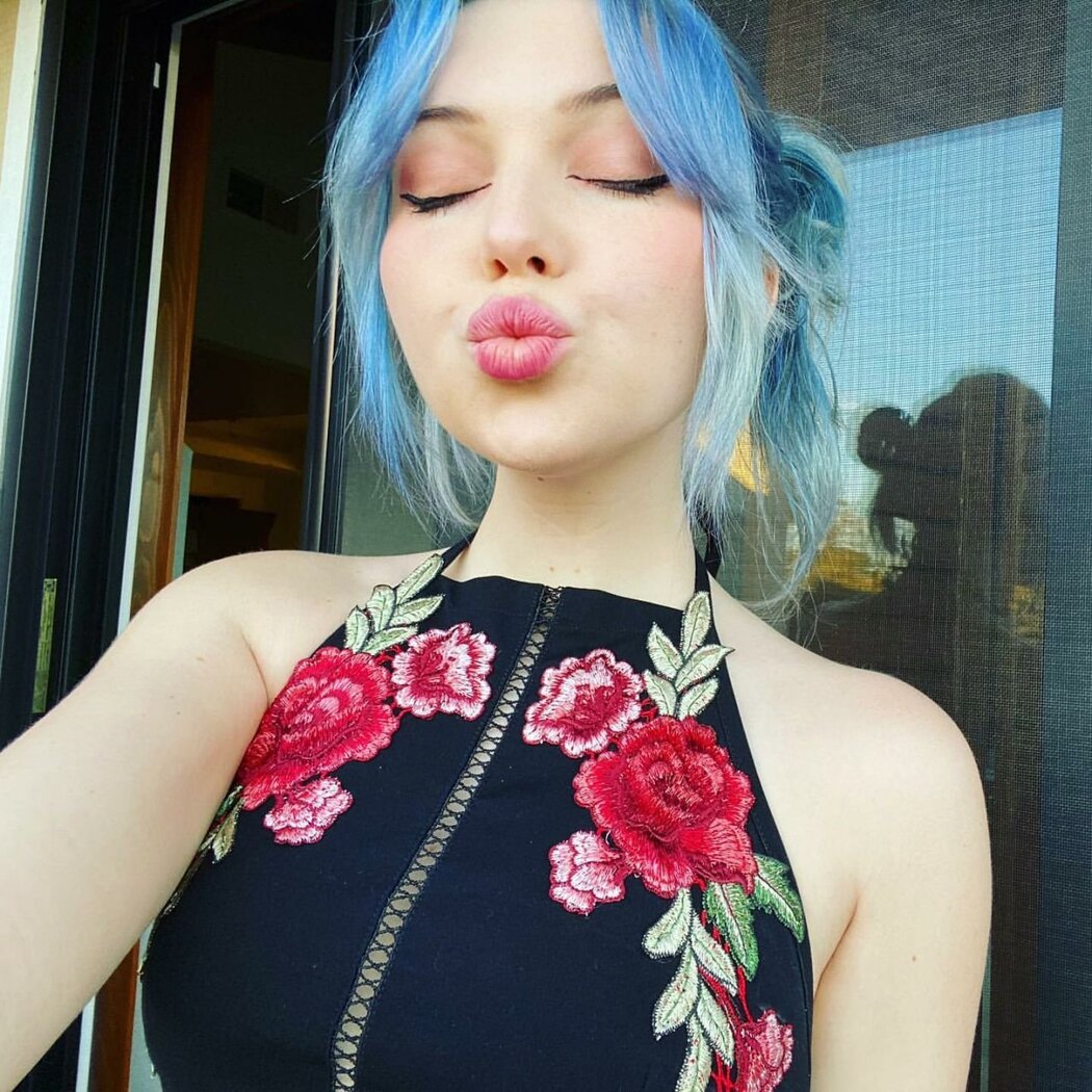 SAMMI HANRATTY BREASTS