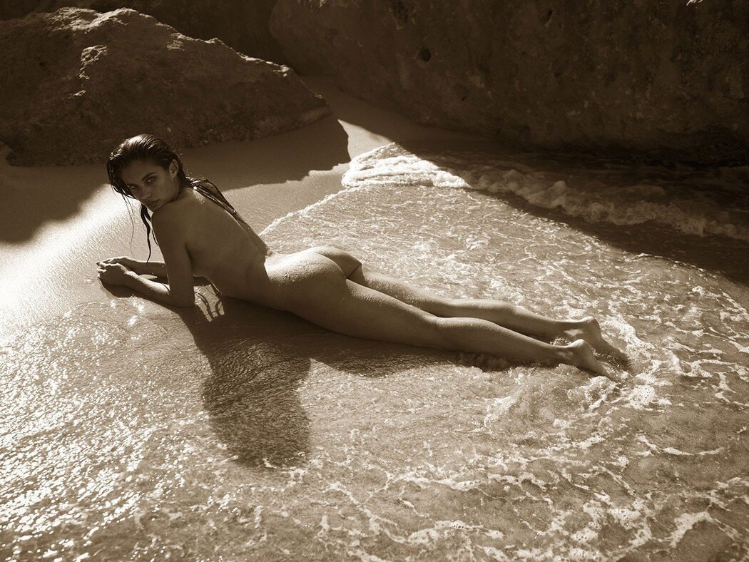 SARA SAMPAIO FIGURE BEACH