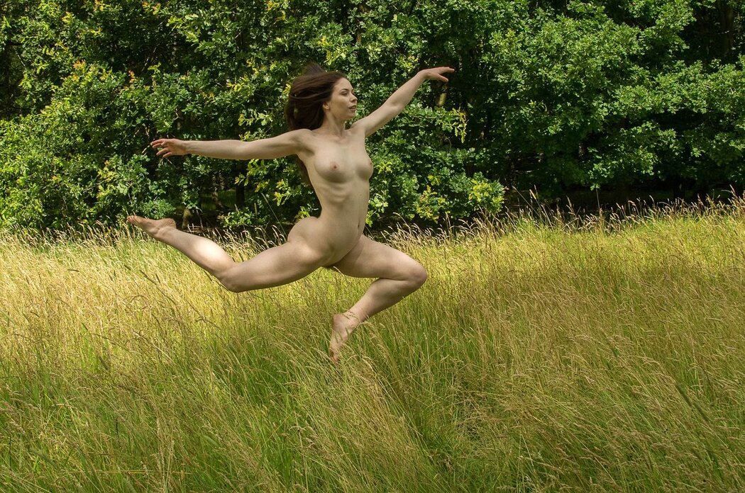 Nude Jumping