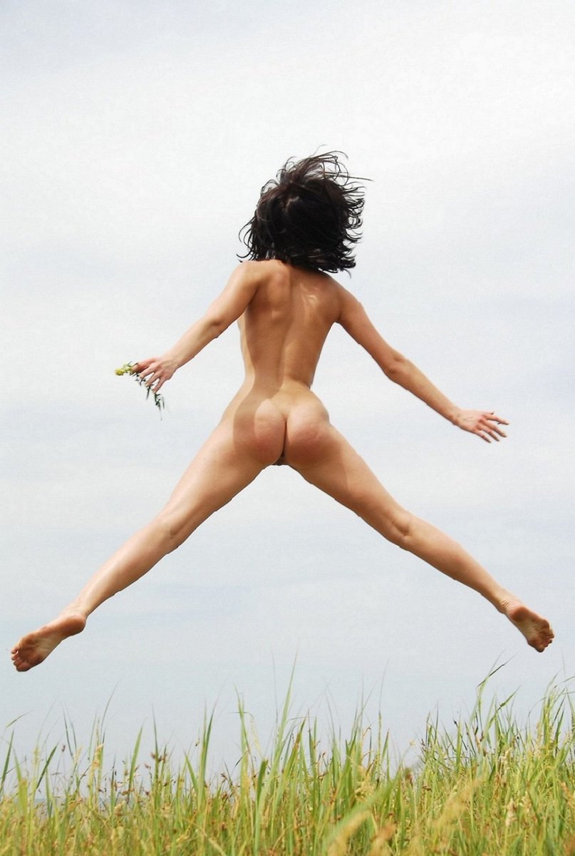 Nude Jumping