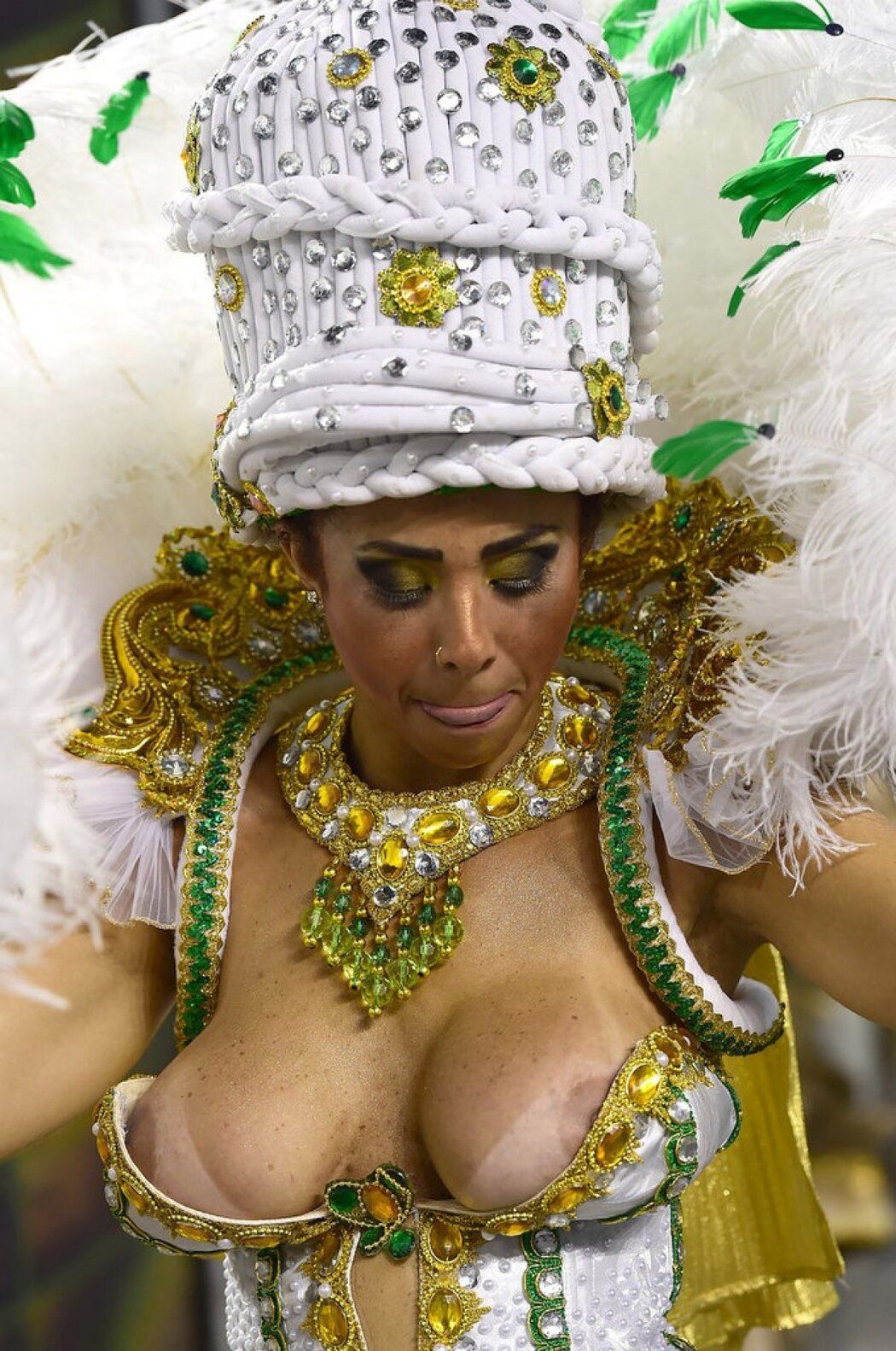 Valya Karnaval Tits