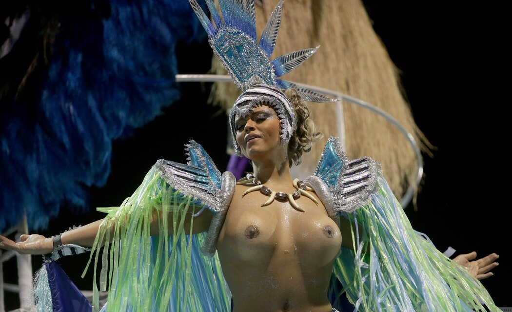 Valya Karnaval Tits