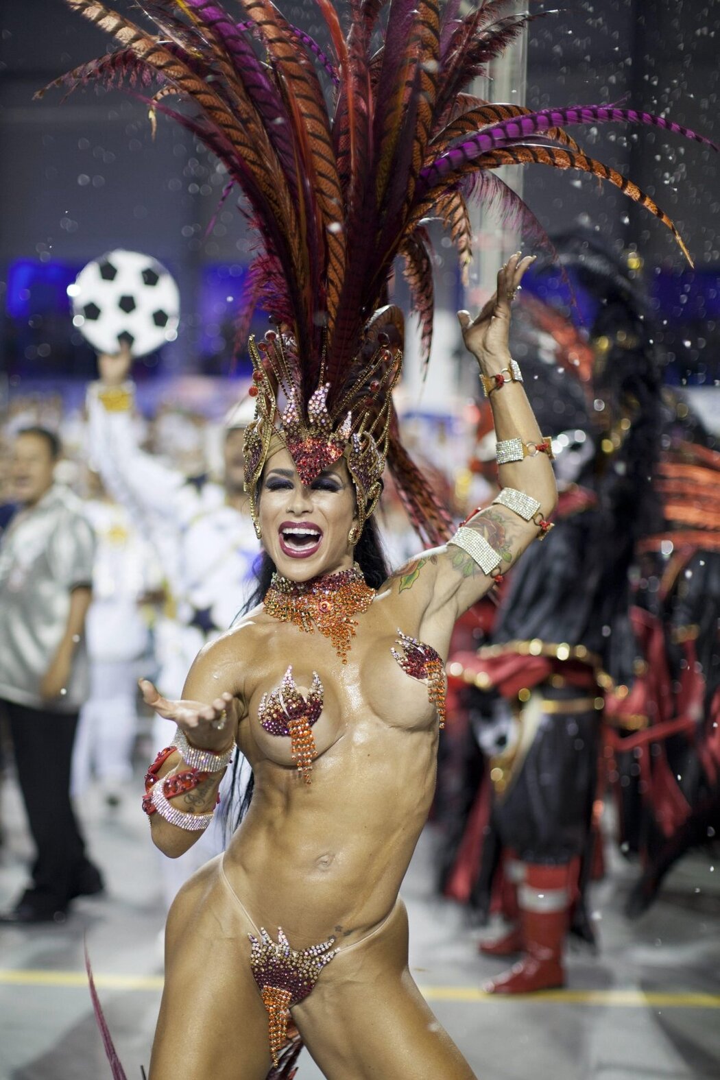 Valya Karnaval Tits