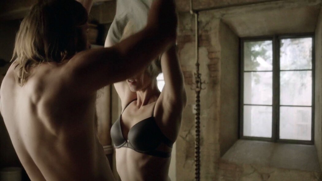 Laura Vandervoort Nude