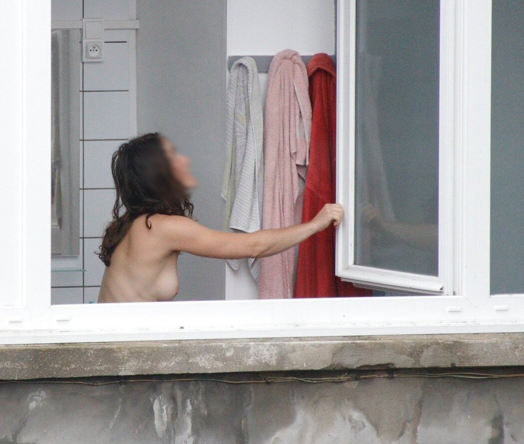 PEEPING ON NUDE GILL