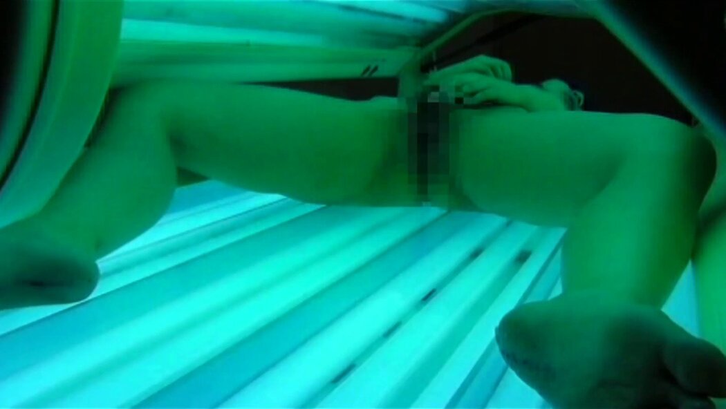PEEPING ON NUDE GILL