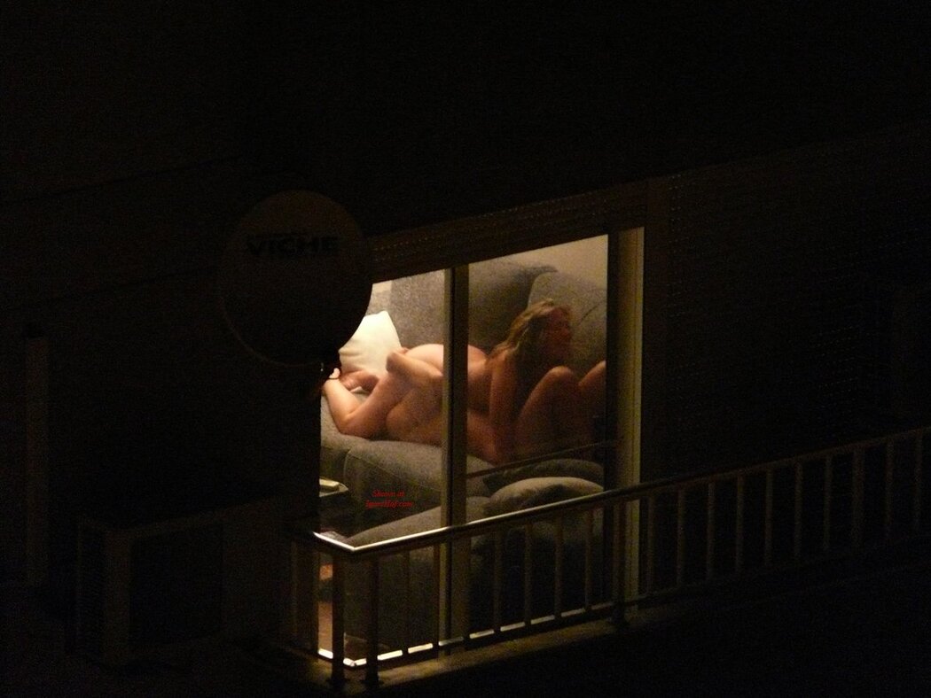 PEEPING ON NUDE GILL