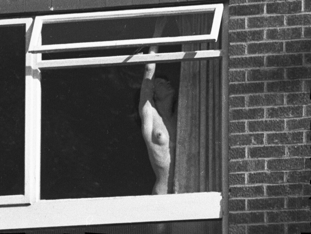 PEEPING ON NUDE GILL