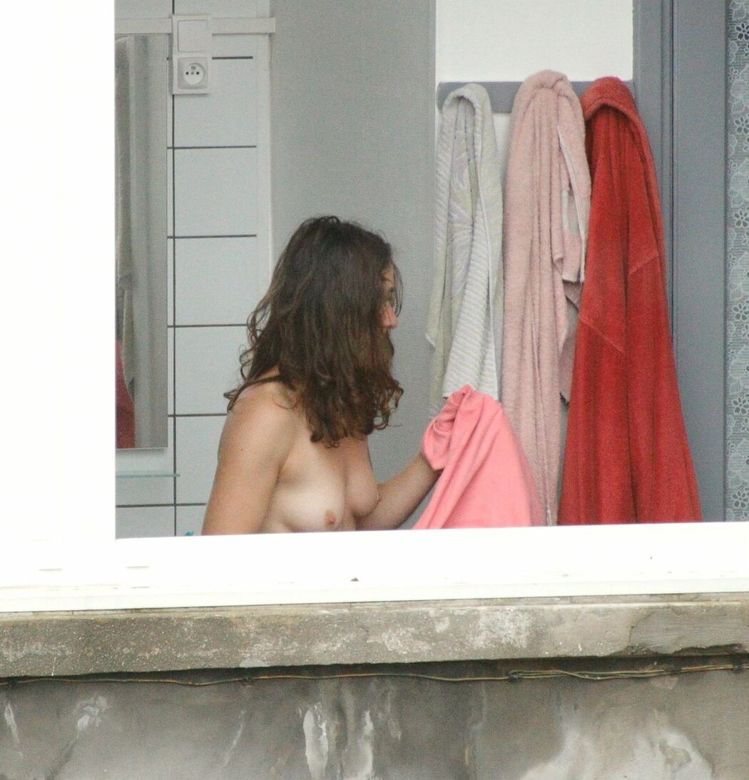 PEEPING ON NUDE GILL