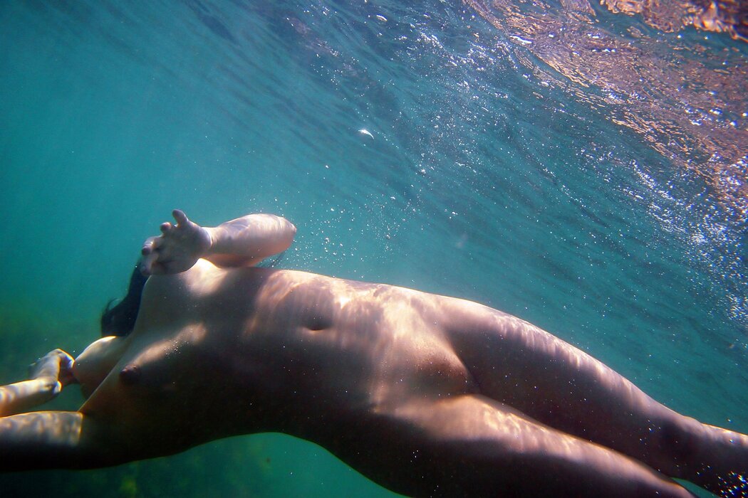 Nude Girls Diving