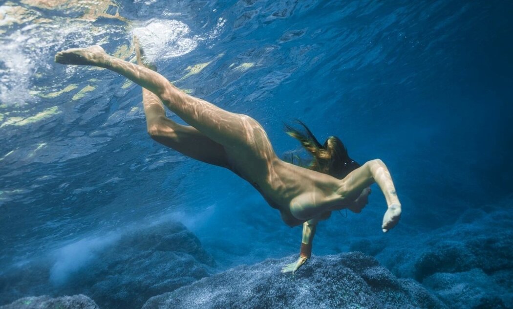 Nude Girls Diving