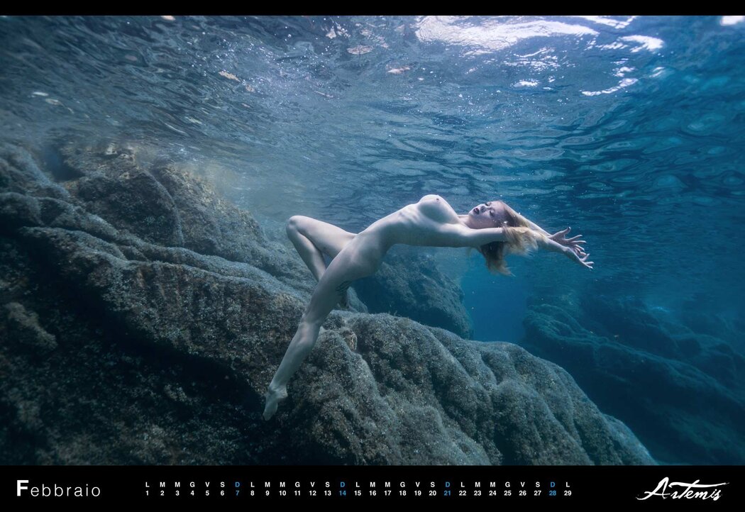 Nude Girls Diving