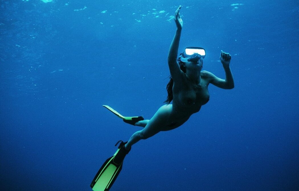 Nude Girls Diving