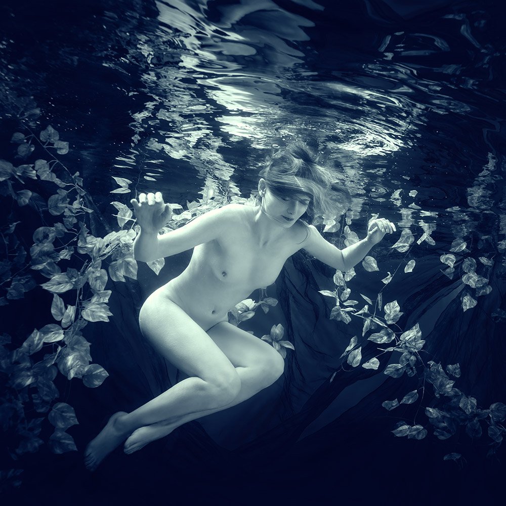 Nude Women Underwater