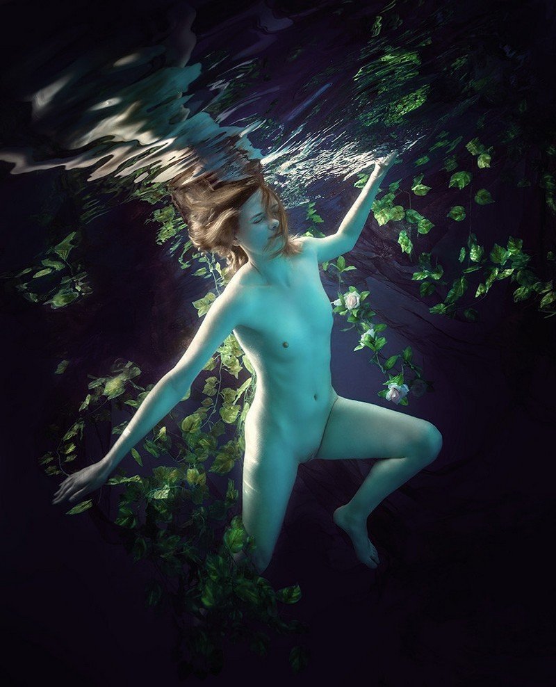 Nude Women Underwater