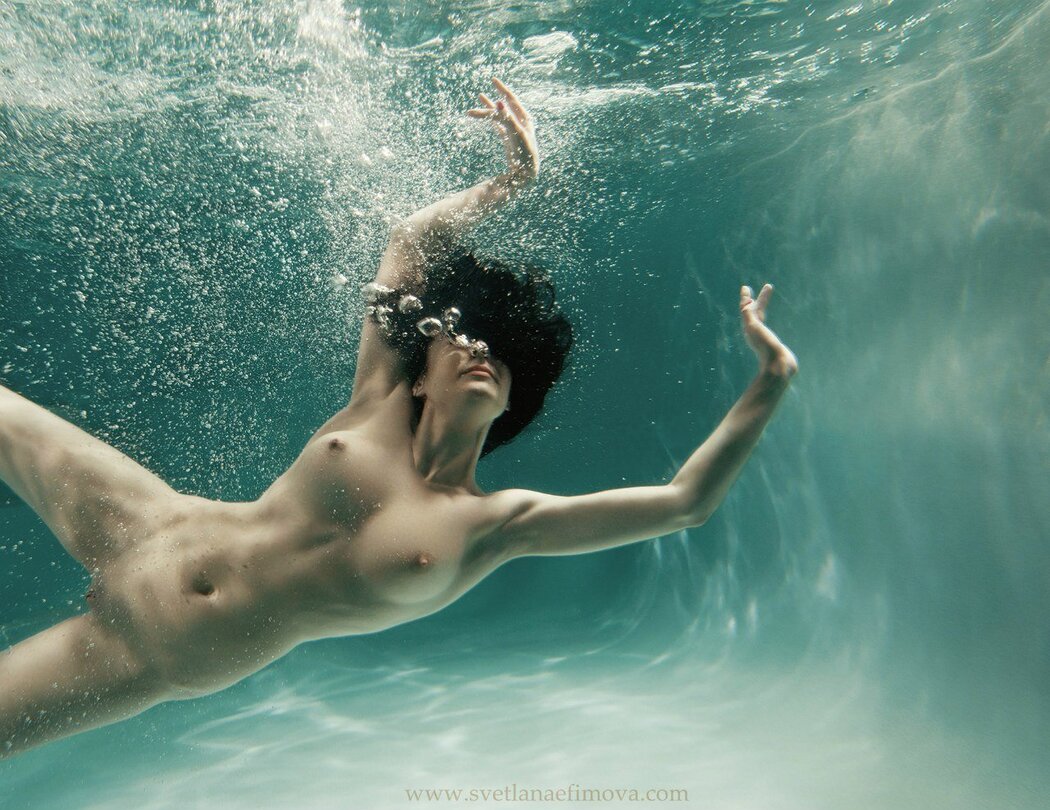 Nude Women Underwater