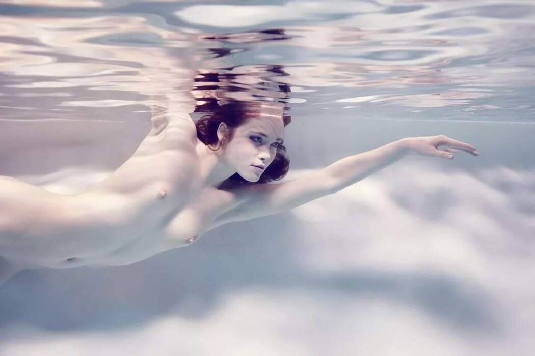 Nude Women Underwater