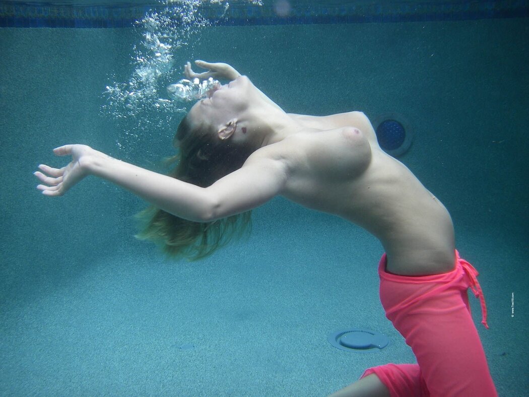 Nude Women Underwater