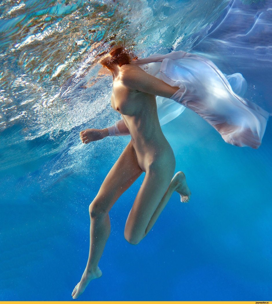 Nude Women Underwater