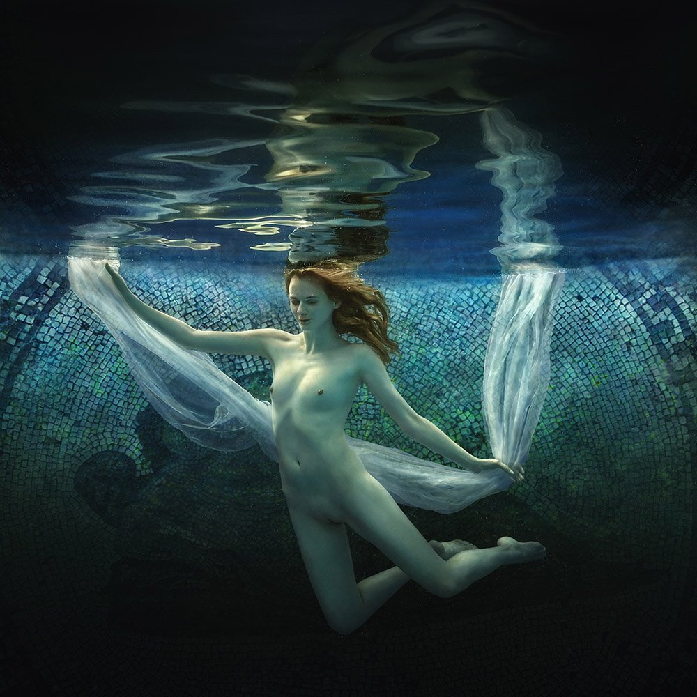 Nude Women Underwater
