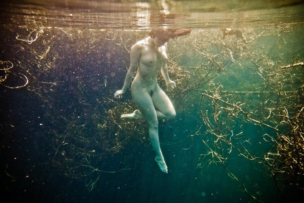 Nude Women Underwater