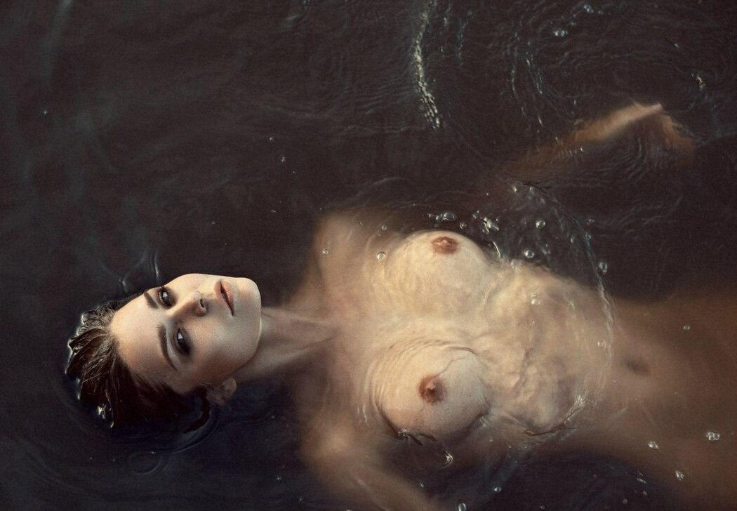 Nude Women Underwater