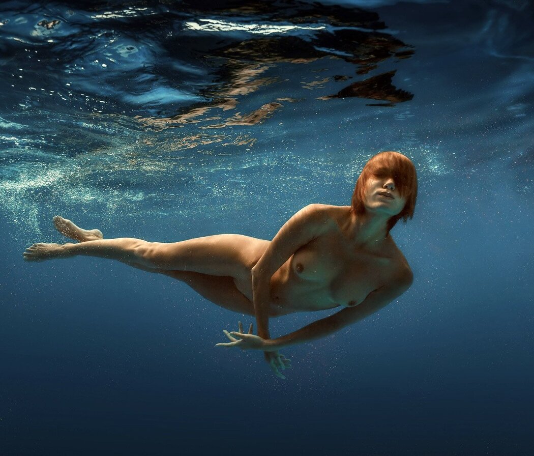 Nude Women Underwater