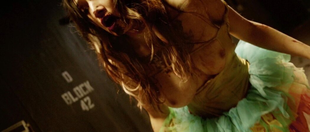 Sarah Malakul Nude