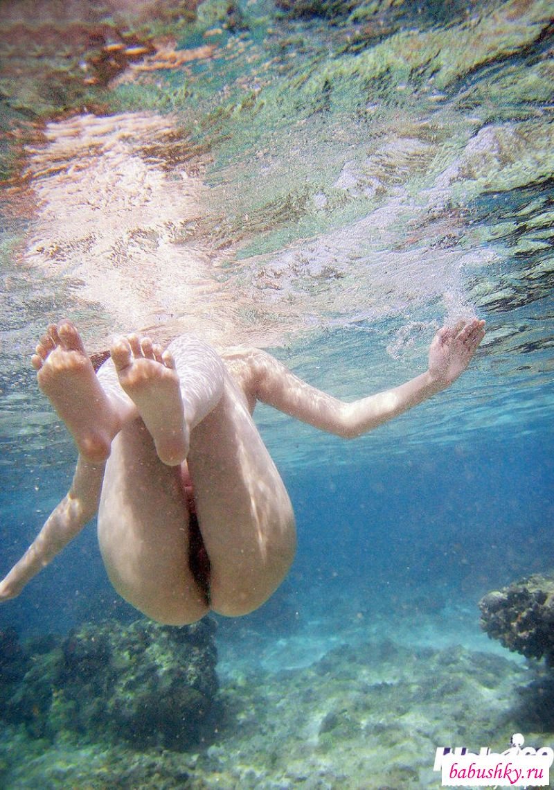 Nude Girl Diving