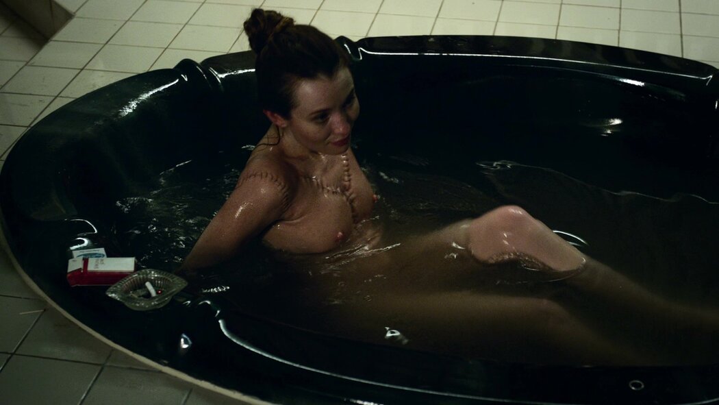 Emily Browning Nude