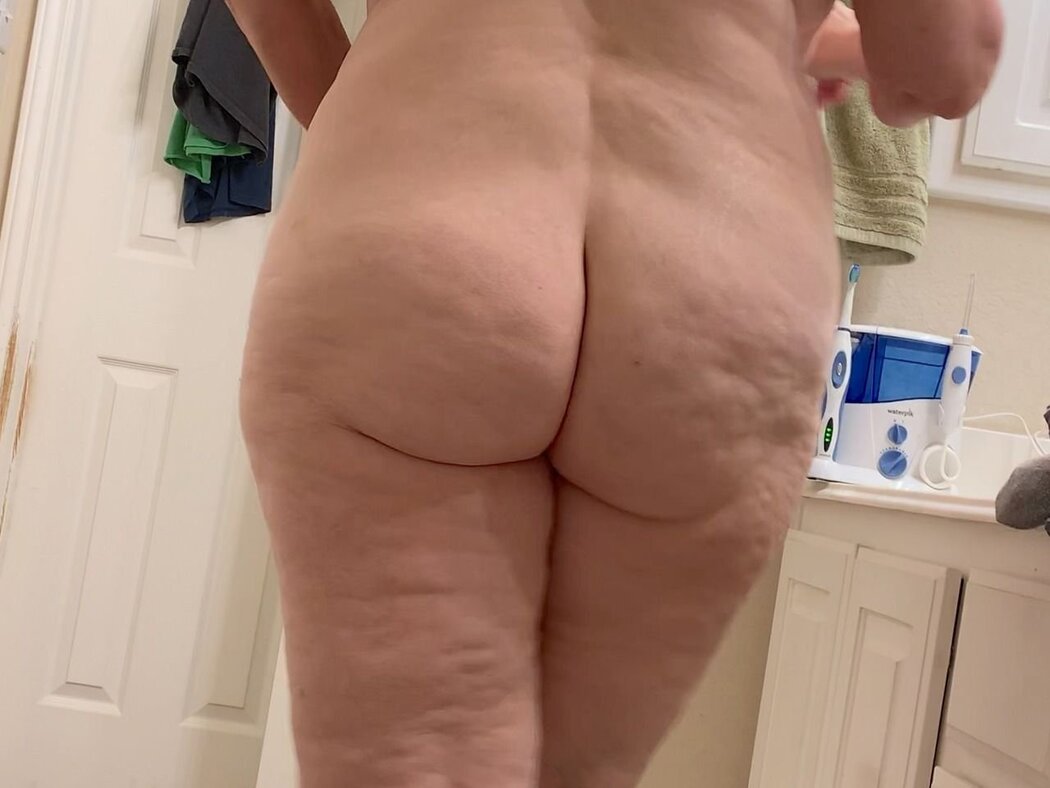 Mature Cellulite Nude