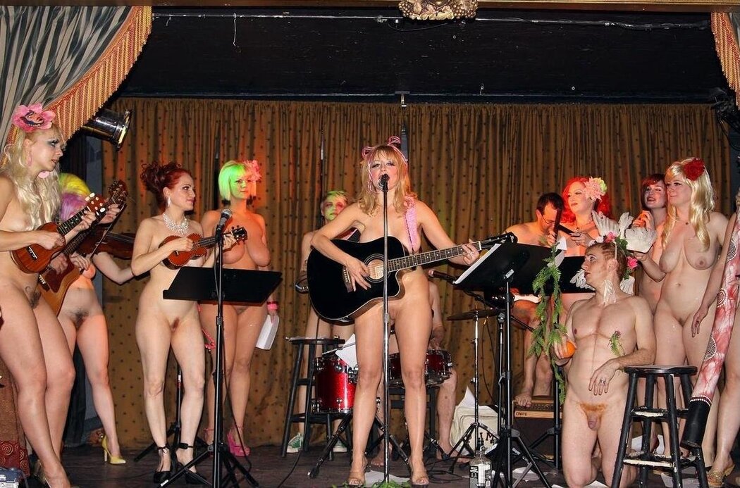 Nude Singers